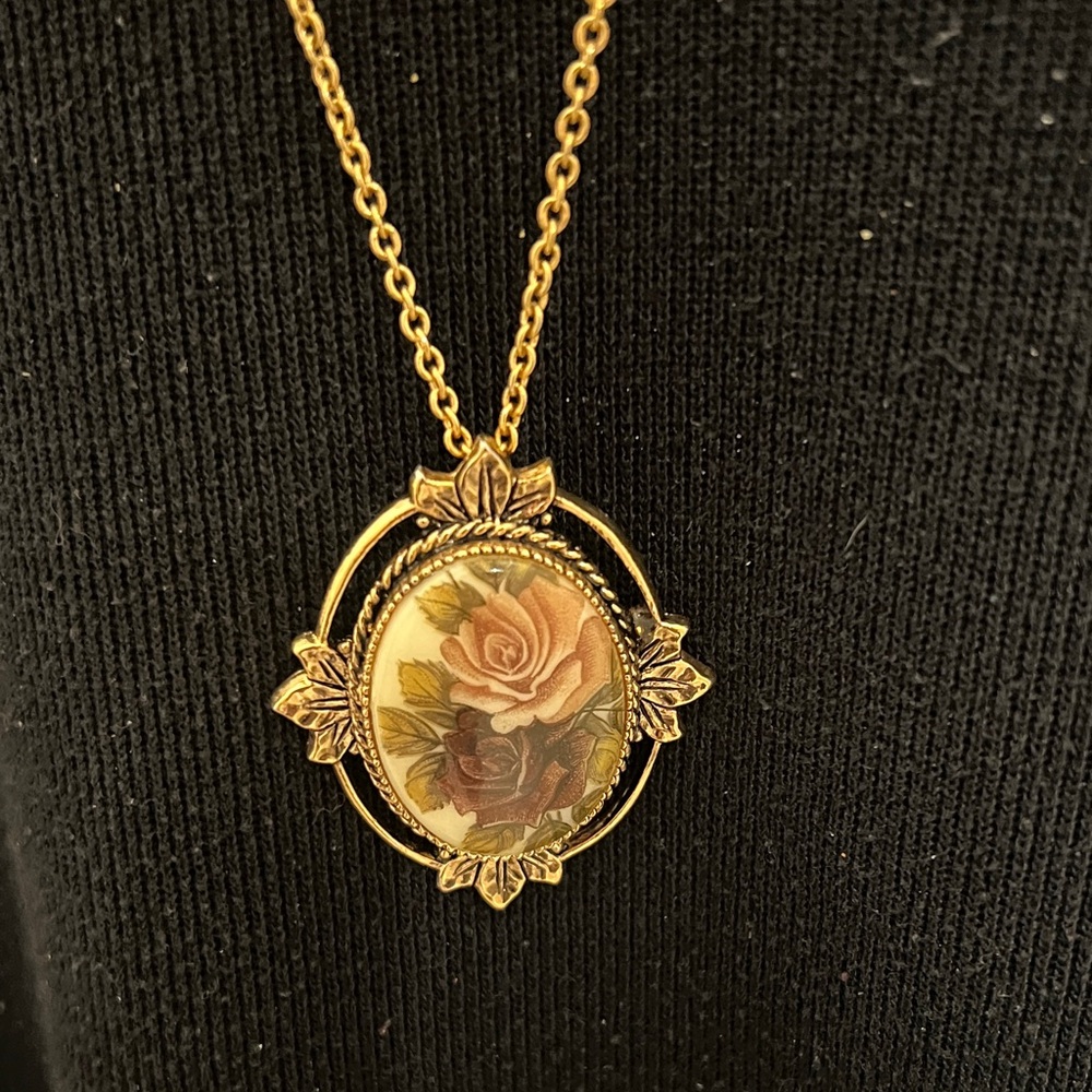 Sarah Coventry Gold Tone Rose Medallion Pendant Necklace with Pink Accent - Picture 2 of 4